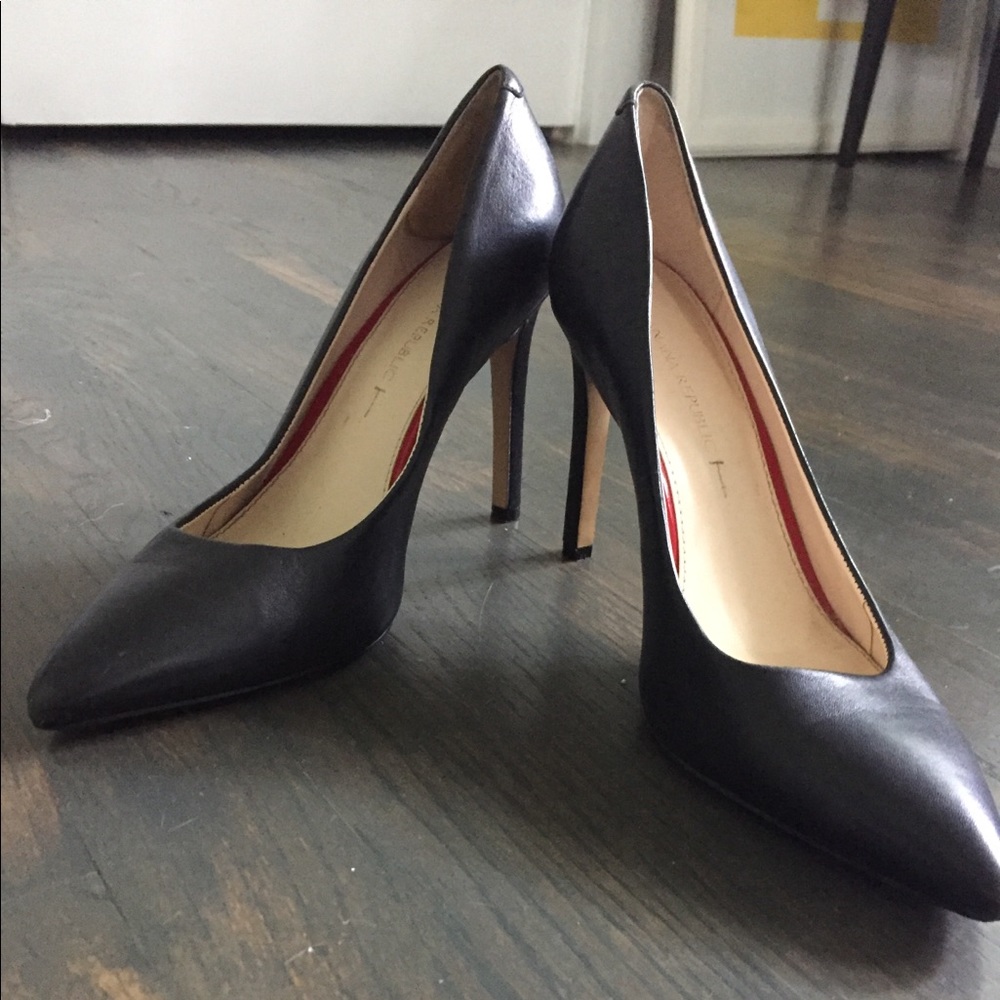 Banana Republic classic black pumps size 7